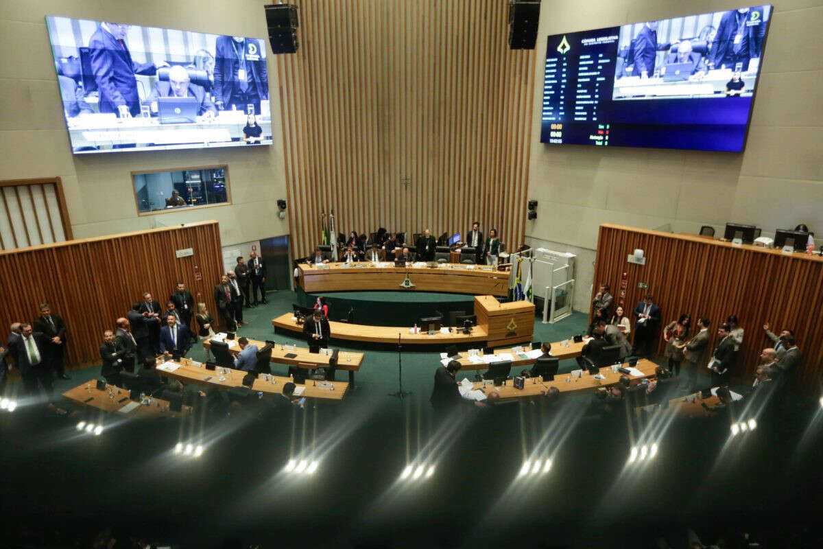 CLDF derruba veto de Ibaneis e aprova lei que prevê hora extra a DPDF