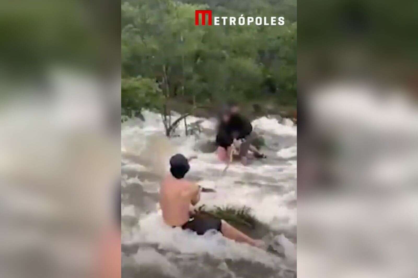 Goiás: água invade trilha e quase arrasta turistas na Chapada. Vídeo