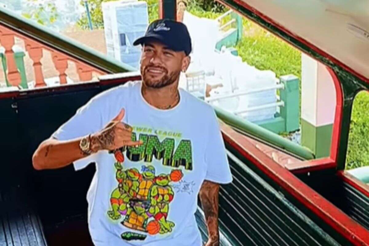 Morando em Santos, Neymar Jr. visita ponto turístico e surpreende fãs