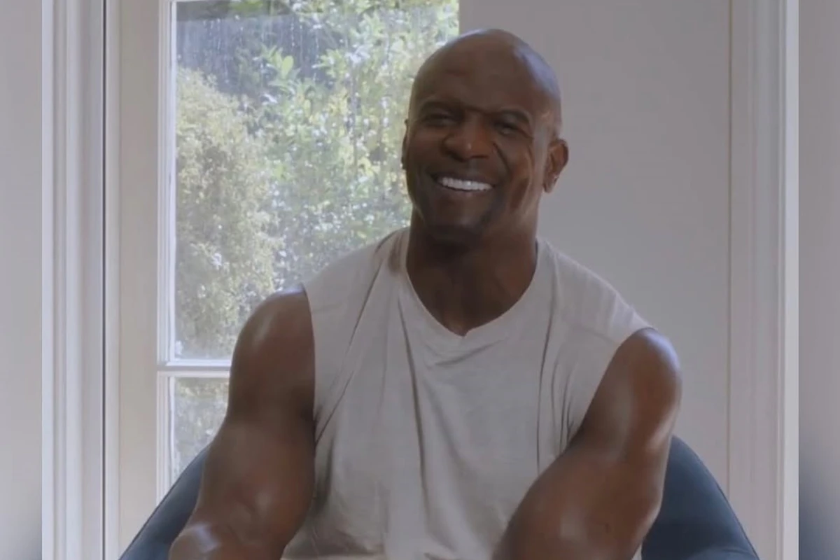 Terry Crews se emociona ao receber pôster de Cidade de Deus; veja