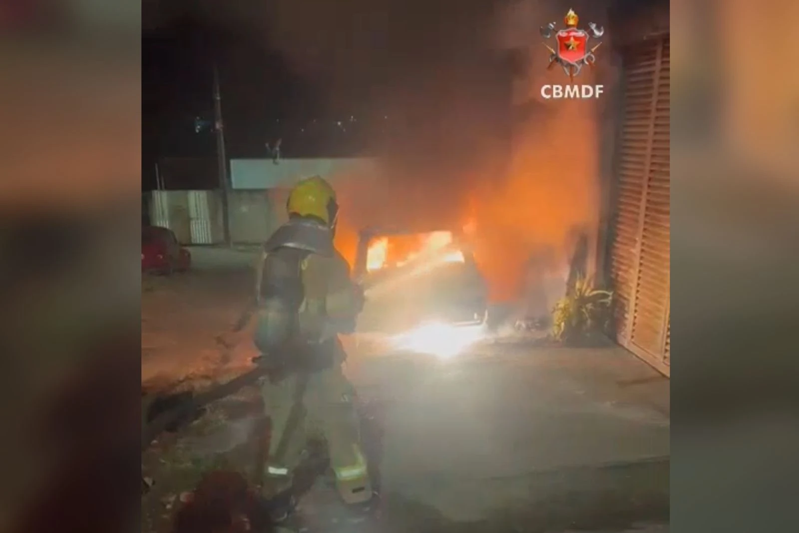 Vídeo: carro em chamas mobiliza bombeiros no Distrito Federal