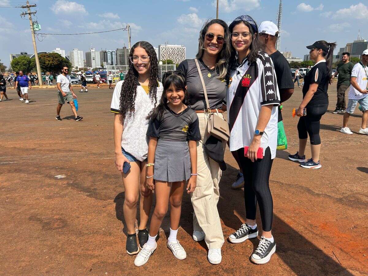 Portões abertos! Torcidas de Vasco e Palmeiras começam a lotar Mané Garrincha