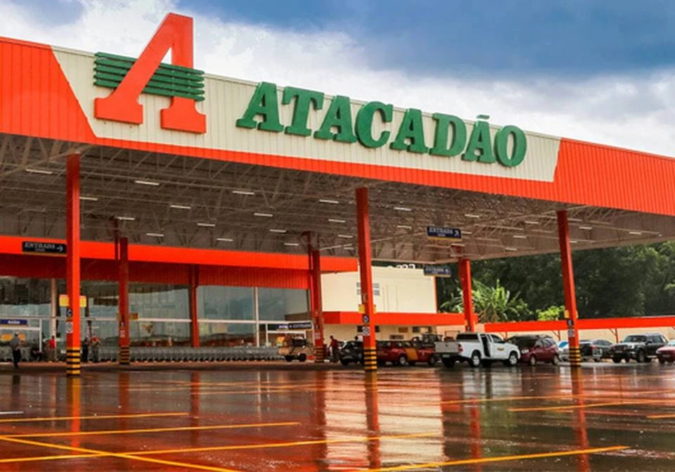 Atacadista é condenado por usar “nome morto” de empregado trans em SP