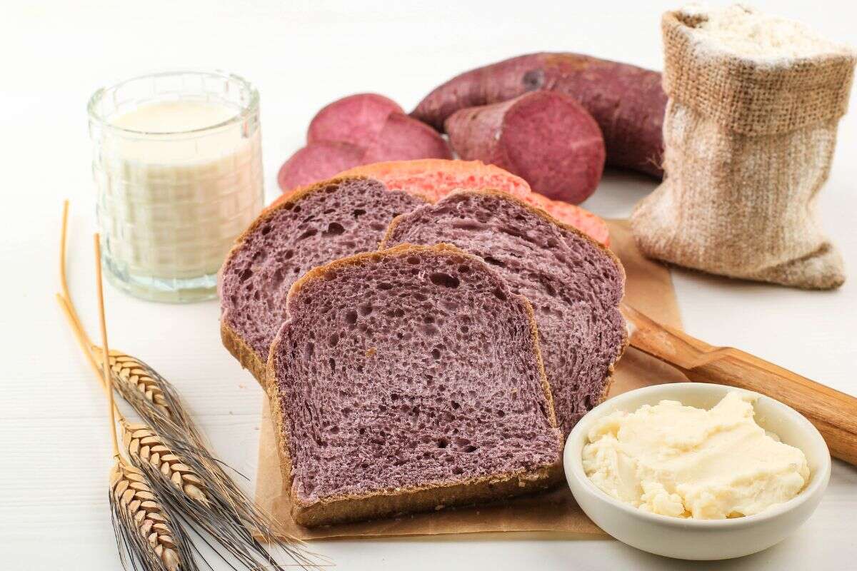 Aprenda a fazer pão de granola e açaí para um lanche mais saudável