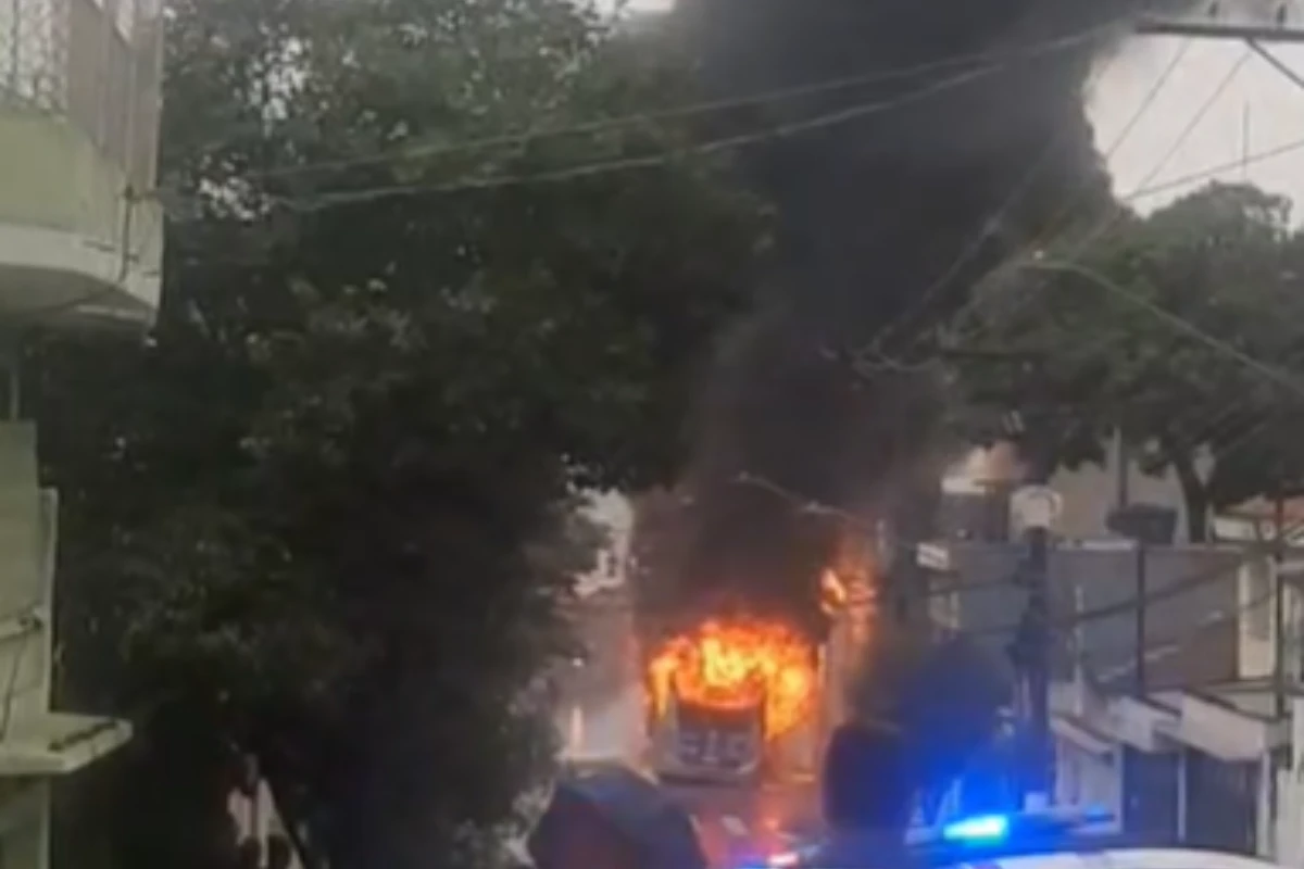 Fio de poste sem manutenção cai e ônibus pega fogo em SP. Veja vídeo