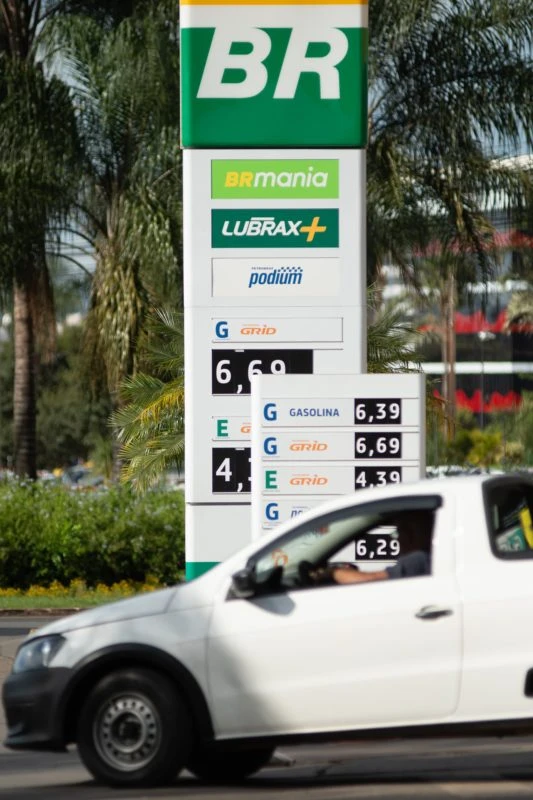 Governo pressiona para que redução da gasolina chegue ao consumidor