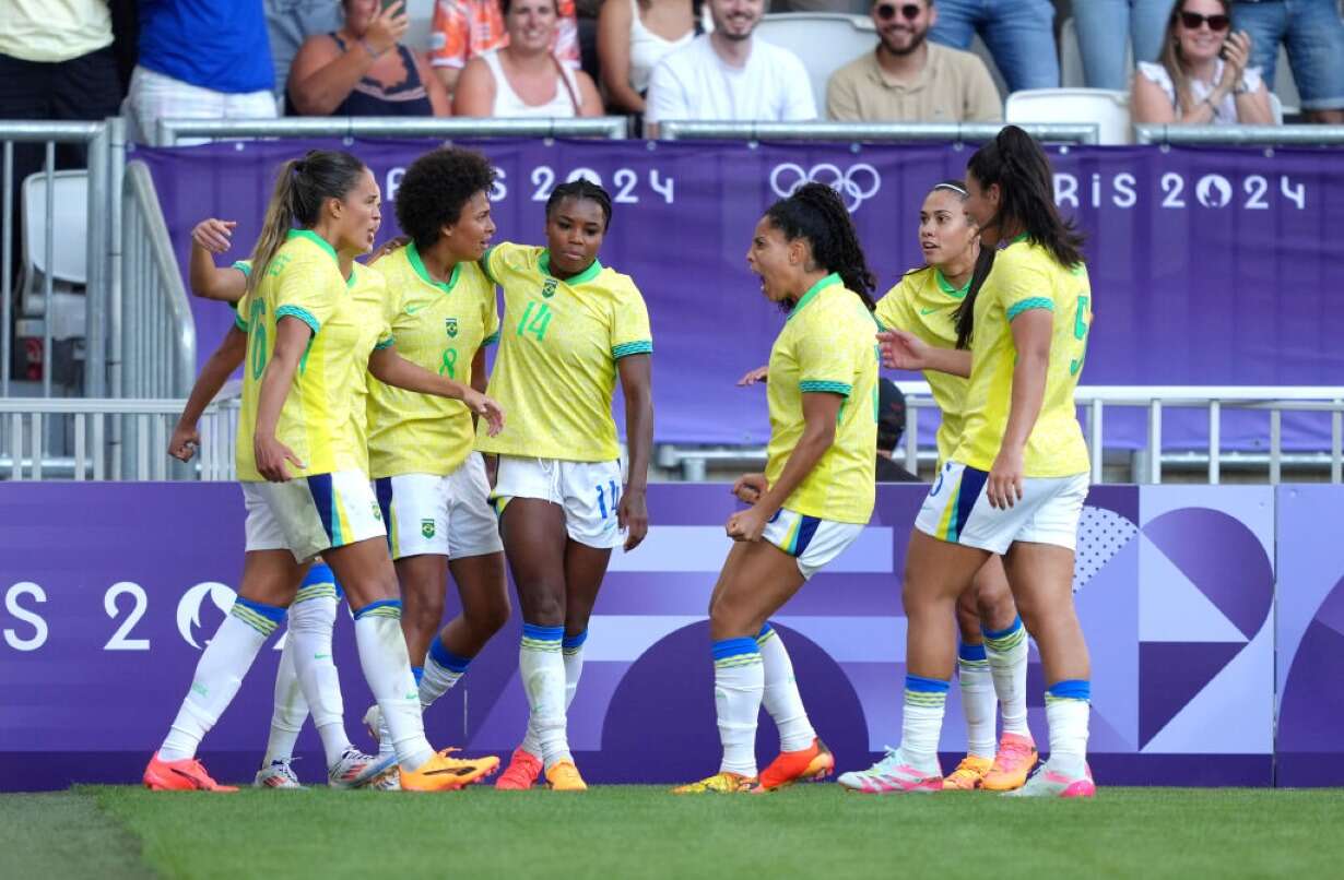 Seleção feminina chega a Paris, mas não irá à cerimônia de abertura