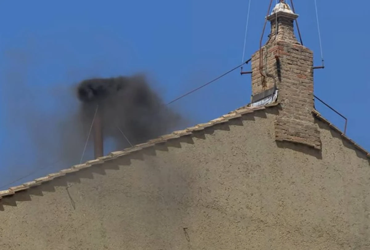 Veja momento em que fumaça preta é exibida pela 2ª vez no Vaticano