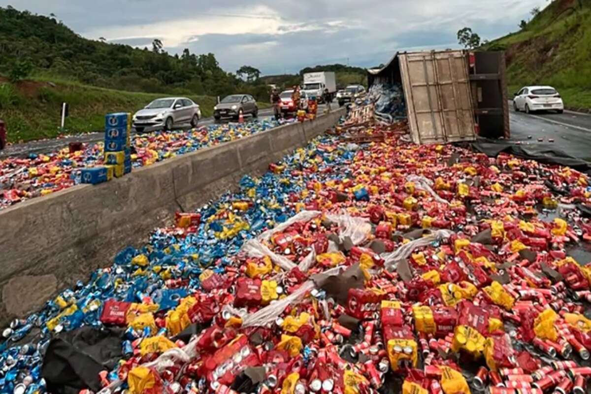 Carreta carregada com cervejas tomba em rodovia de Minas Gerais