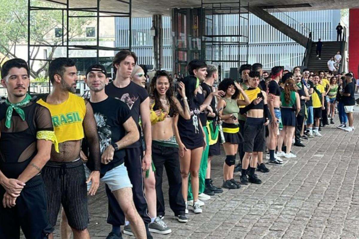 Vídeo: fã clube de Lady Gaga realiza flash mob na Avenida Paulista