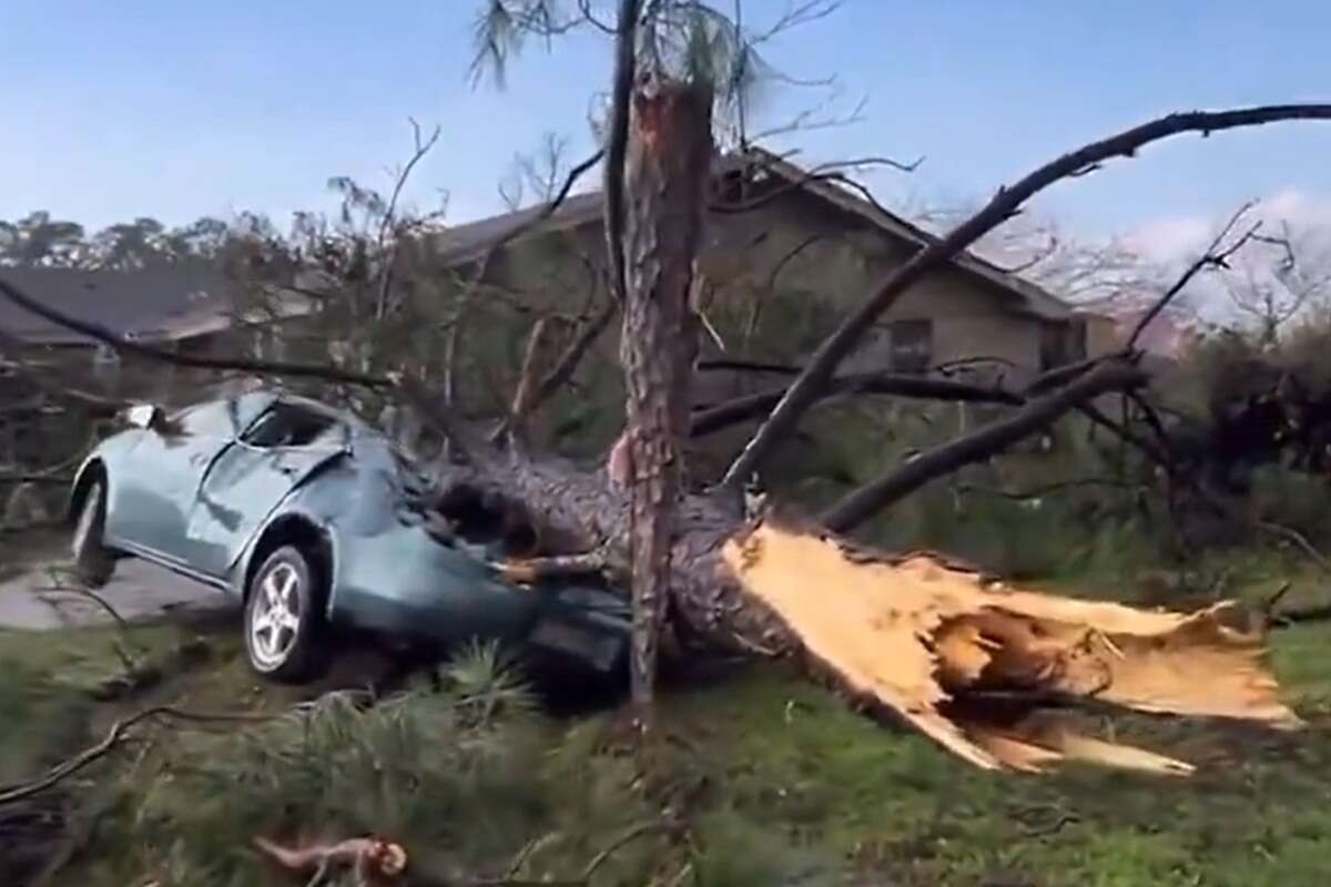 Tornados provocam morte e atrasam milhares de voos nos EUA. Vídeo