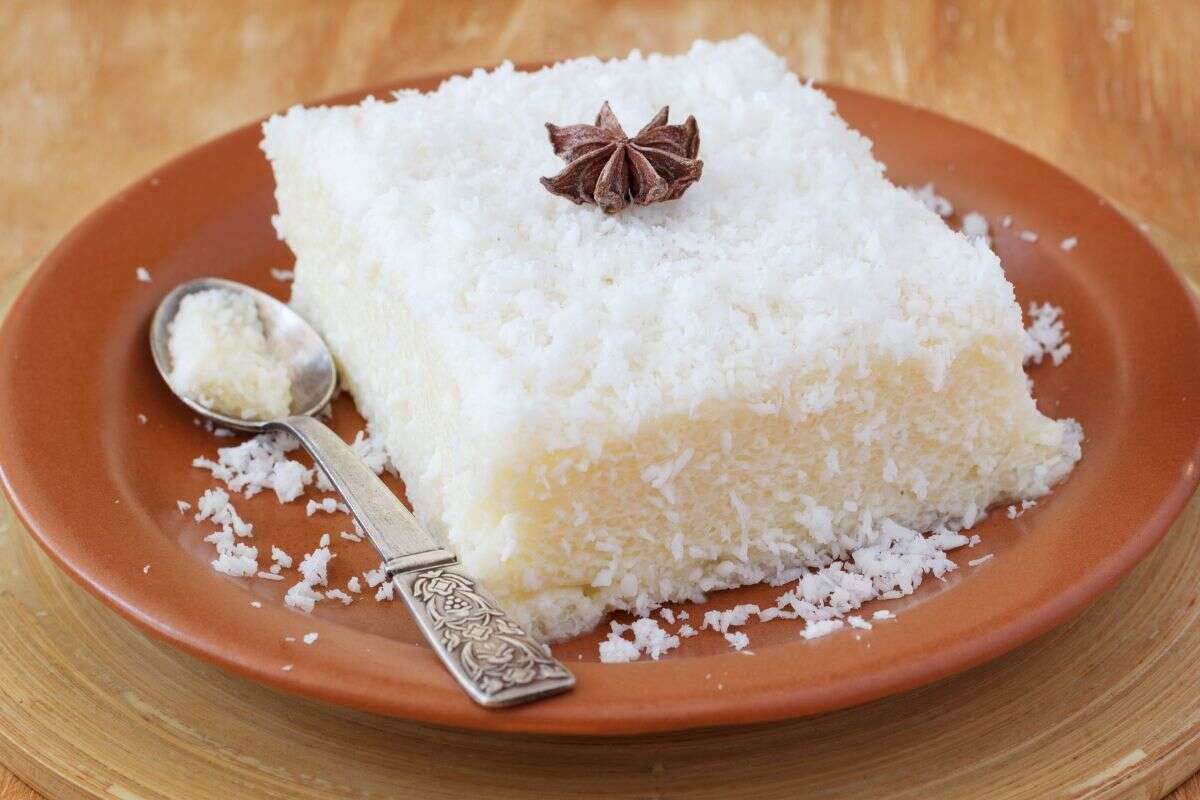 Bolo geladinho de coco: aprenda a receita tradicional para o café