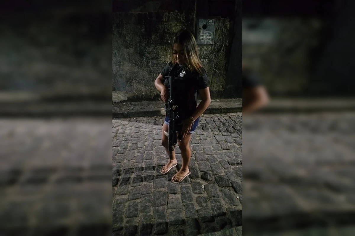 Quem é a “Barbiezinha de Bangu” presa por chefiar delivery do tráfico