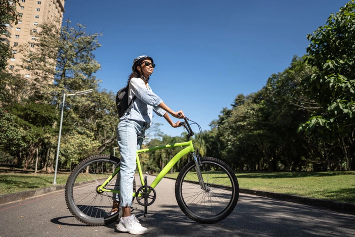 Entenda como andar de bicicleta ajuda a combater artrose no joelho