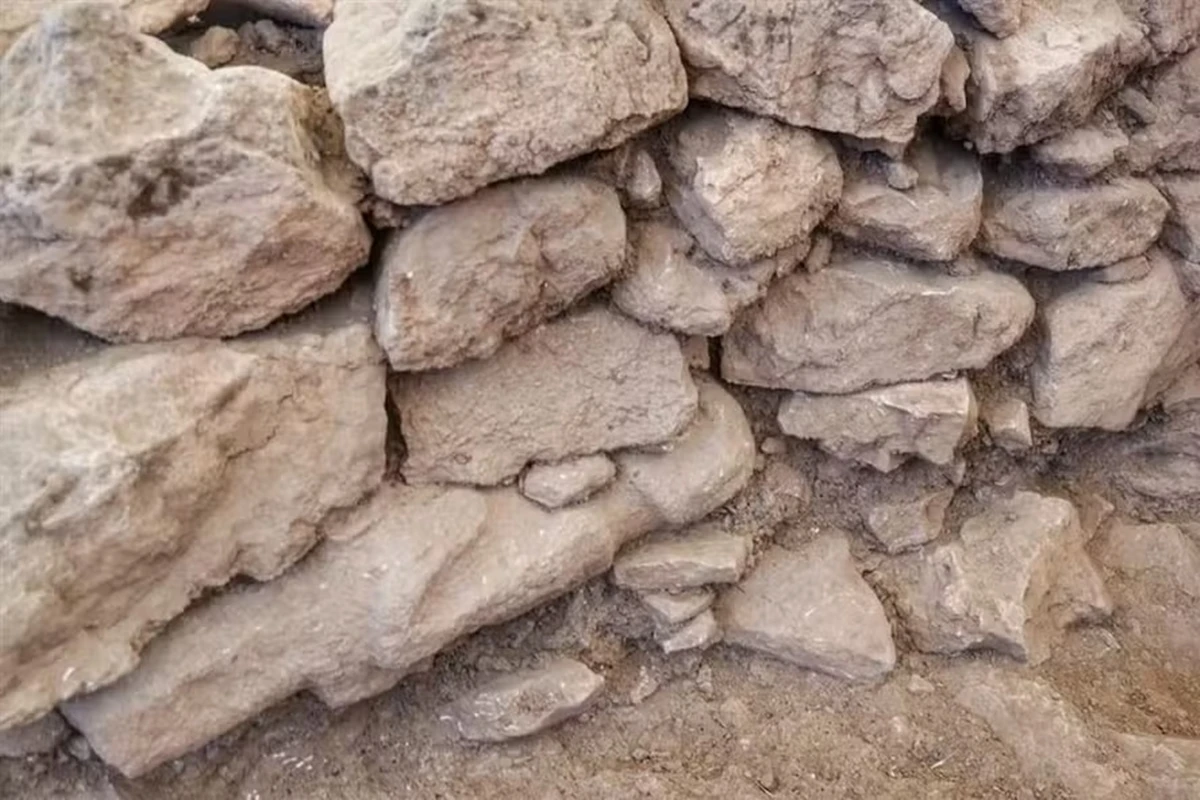 Estátua humana é encontrada escondida em parede de 12 mil anos