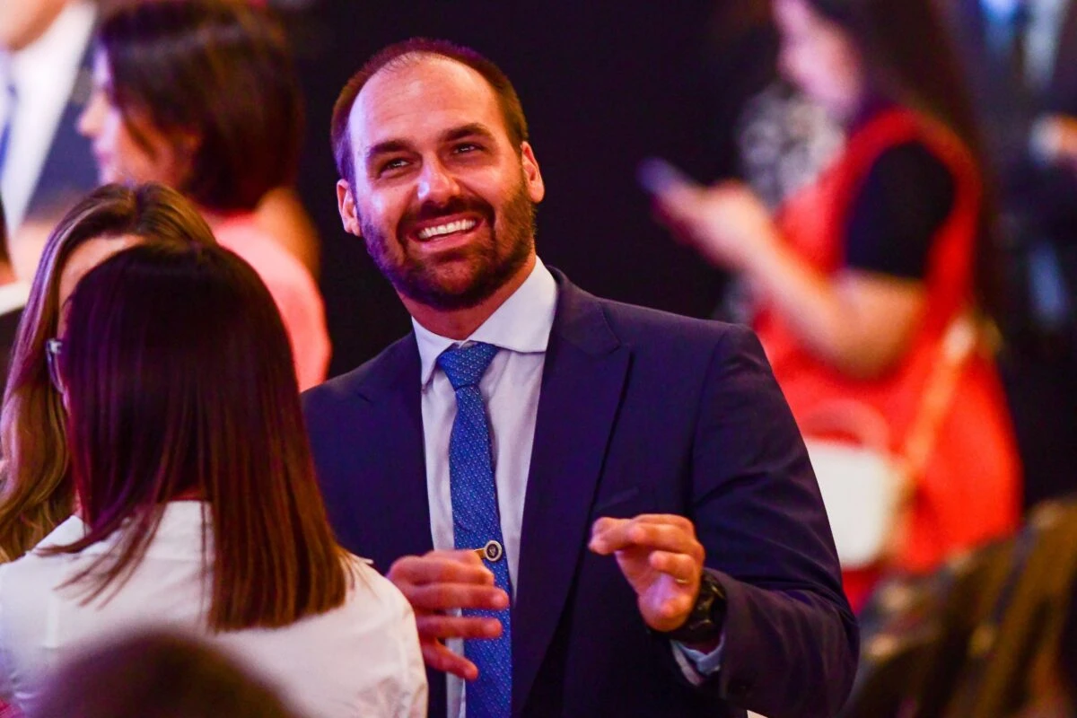 Nos EUA, Eduardo Bolsonaro recebe salário da Câmara em julho