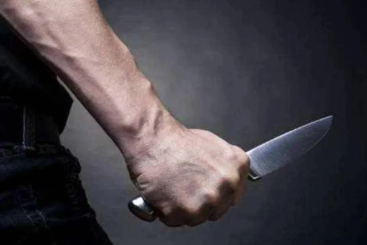 Homem esfaqueado na rua pede ajuda para mulher e volta a ser golpeado
