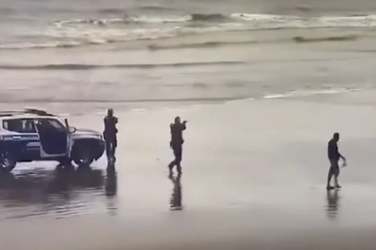 Homem aponta arma falsa para GCMs e é baleado e preso em praia de SP