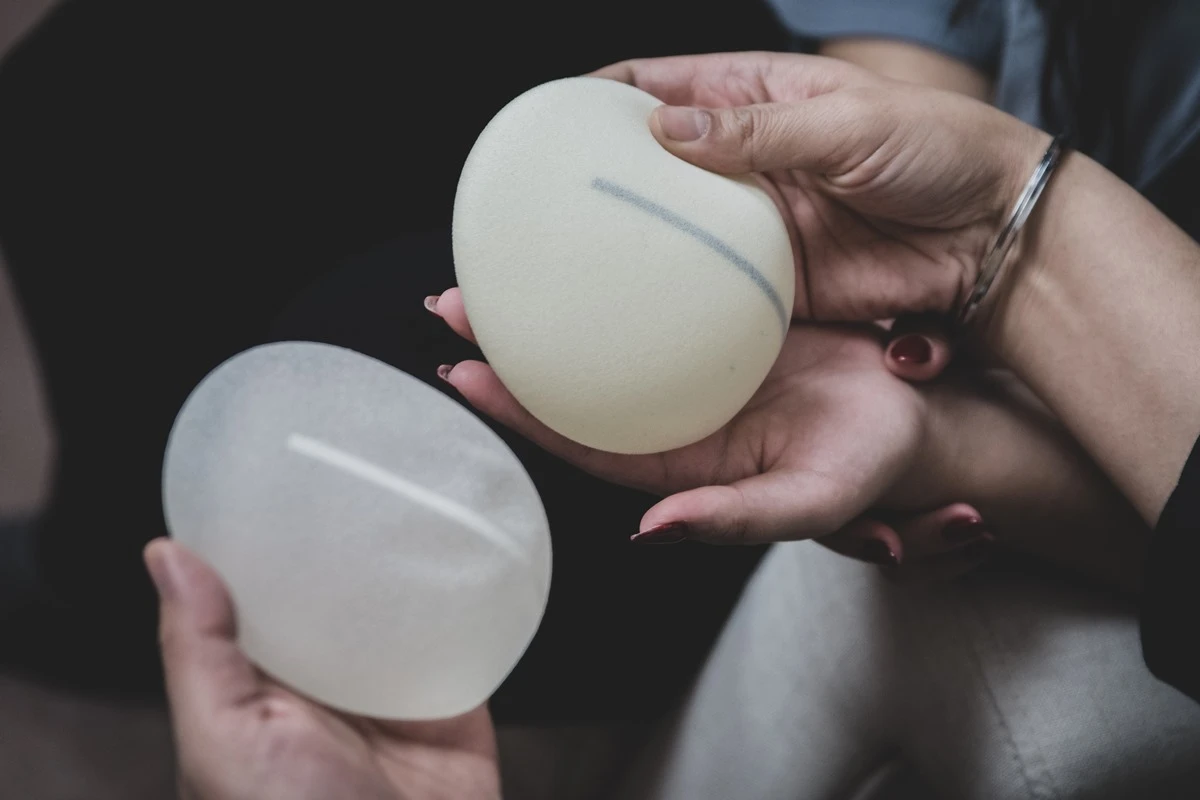 Colocar prótese de silicone nos seios é seguro? Médicos explicam