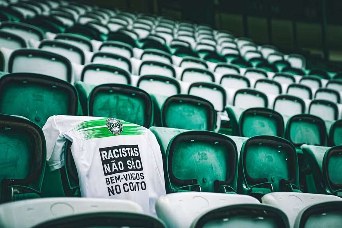 Coritiba estampará frase antirracista em camisa em jogo do estadual