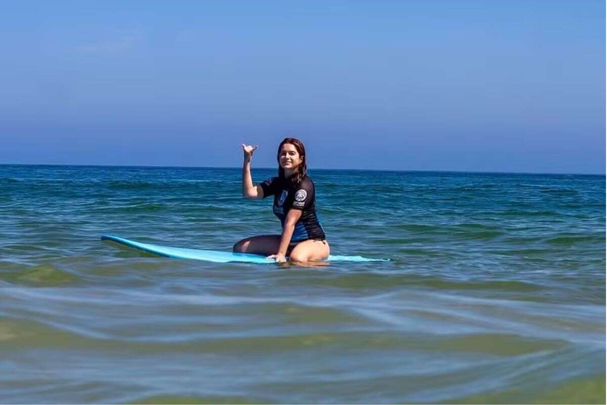 Letícia Spiller posta fotos surfando: “Lindo se sentir livre”