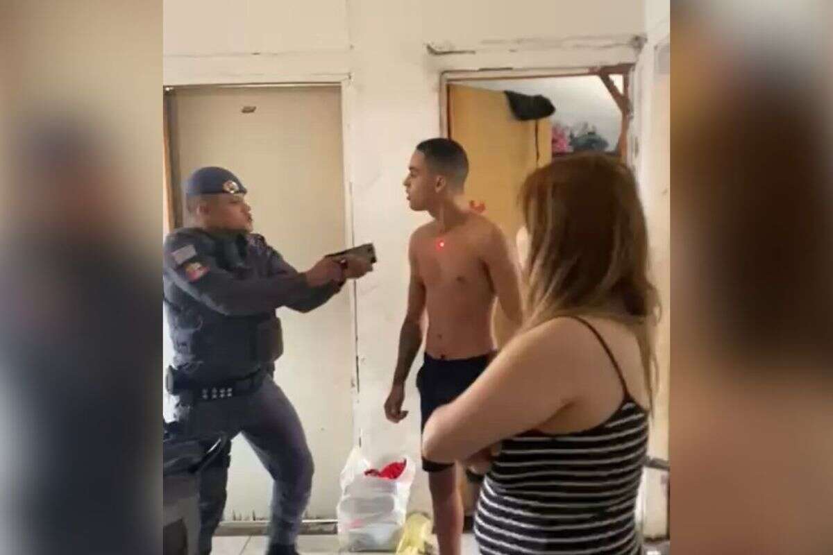 Vídeo: PM usa arma de choque em homem que reclamou de invasão em casa