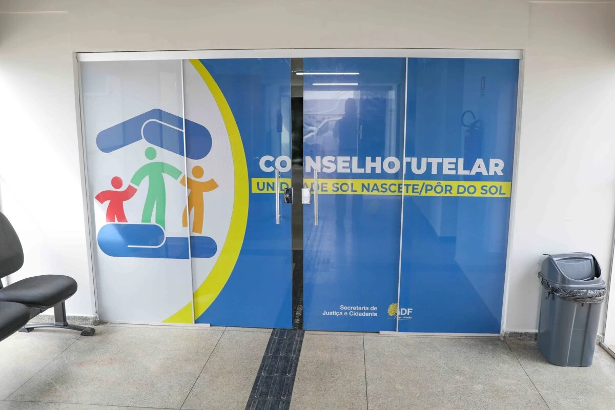 Conselheira tutelar a jovem: “Lésbica e ateia são coisas do demônio”