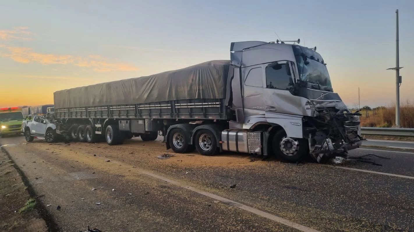 Sequência de colisões deixa duas pessoas mortas na BR-050, em Goiás