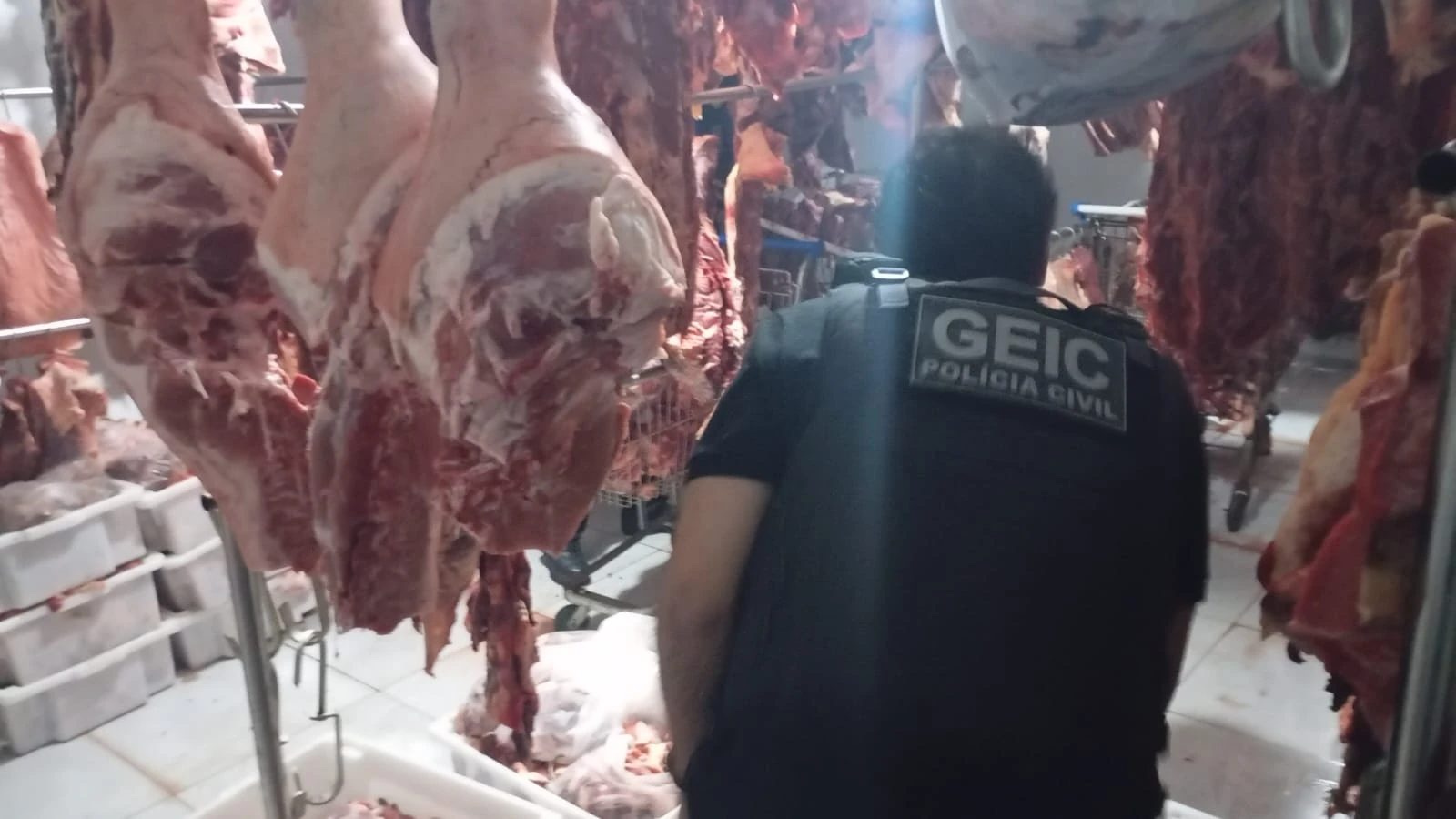 Dono de açougue irregular é preso por vender carne furtada no Entorno