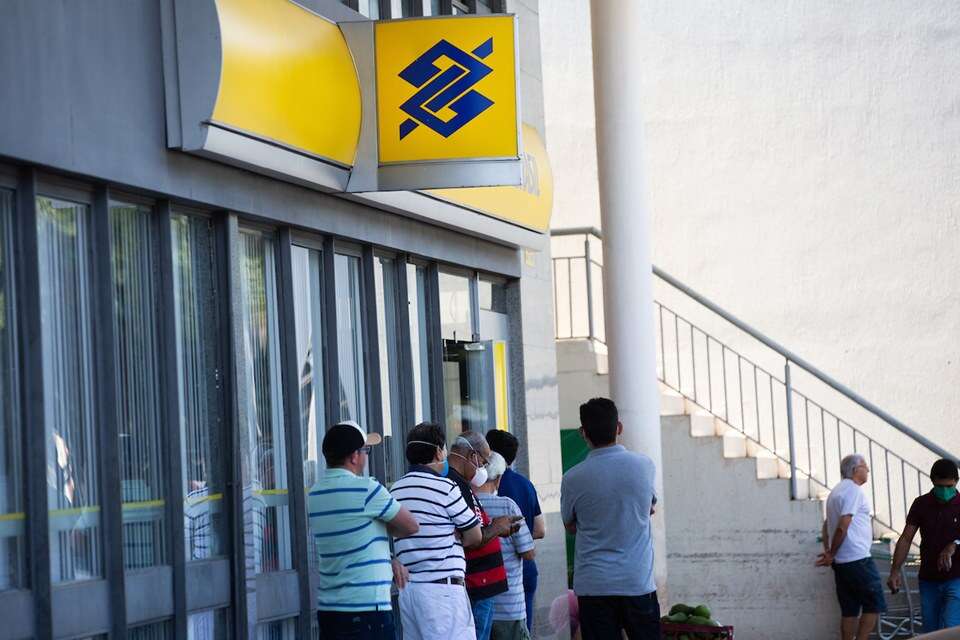 Bancos voltam a funcionar normalmente em todo o país nesta quinta