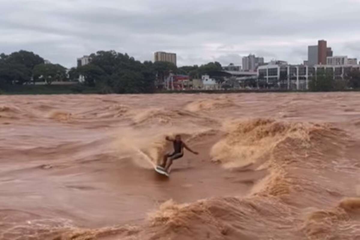 Surfista faz manobras em cheia de rio e viraliza na web. Vídeo