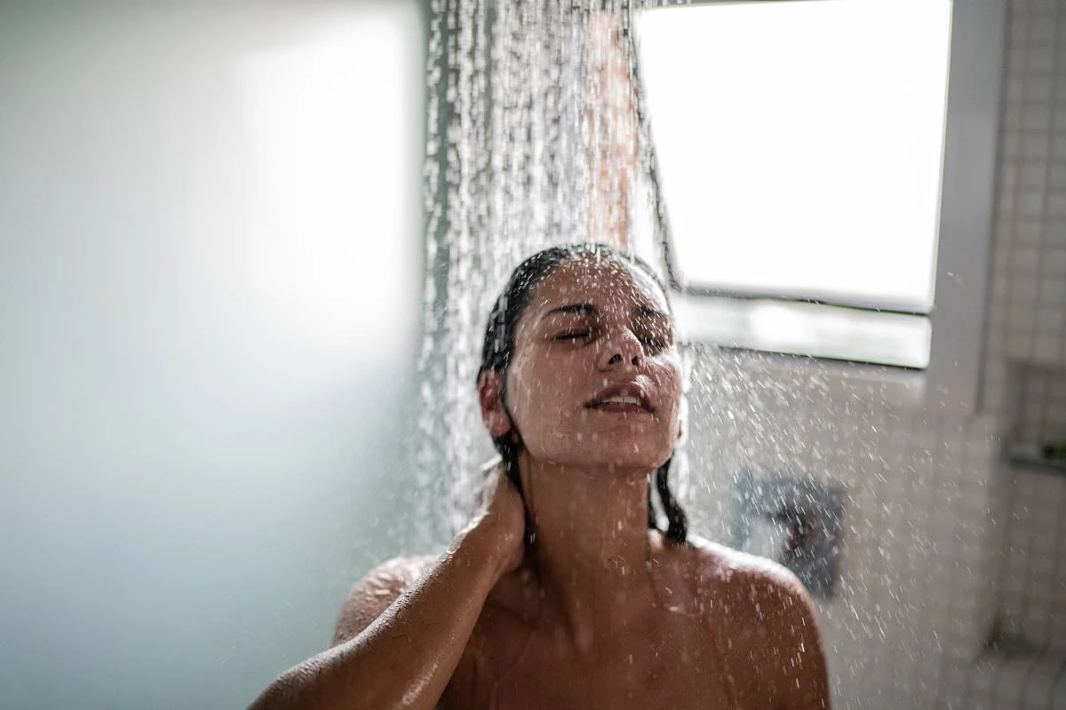 Dermatologista revela: o jeito que você toma banho pode estar errado
