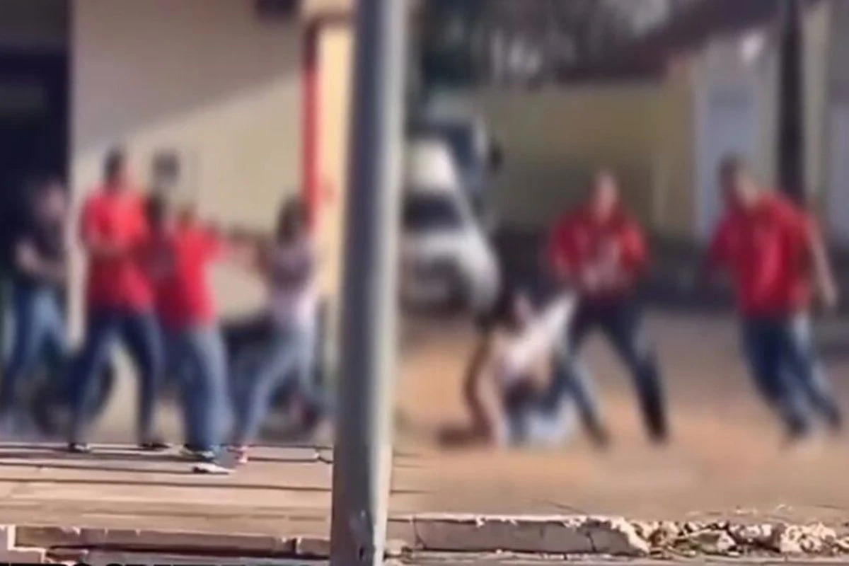 Amigos se unem e batem em jovem que agredia a namorada. Vídeo