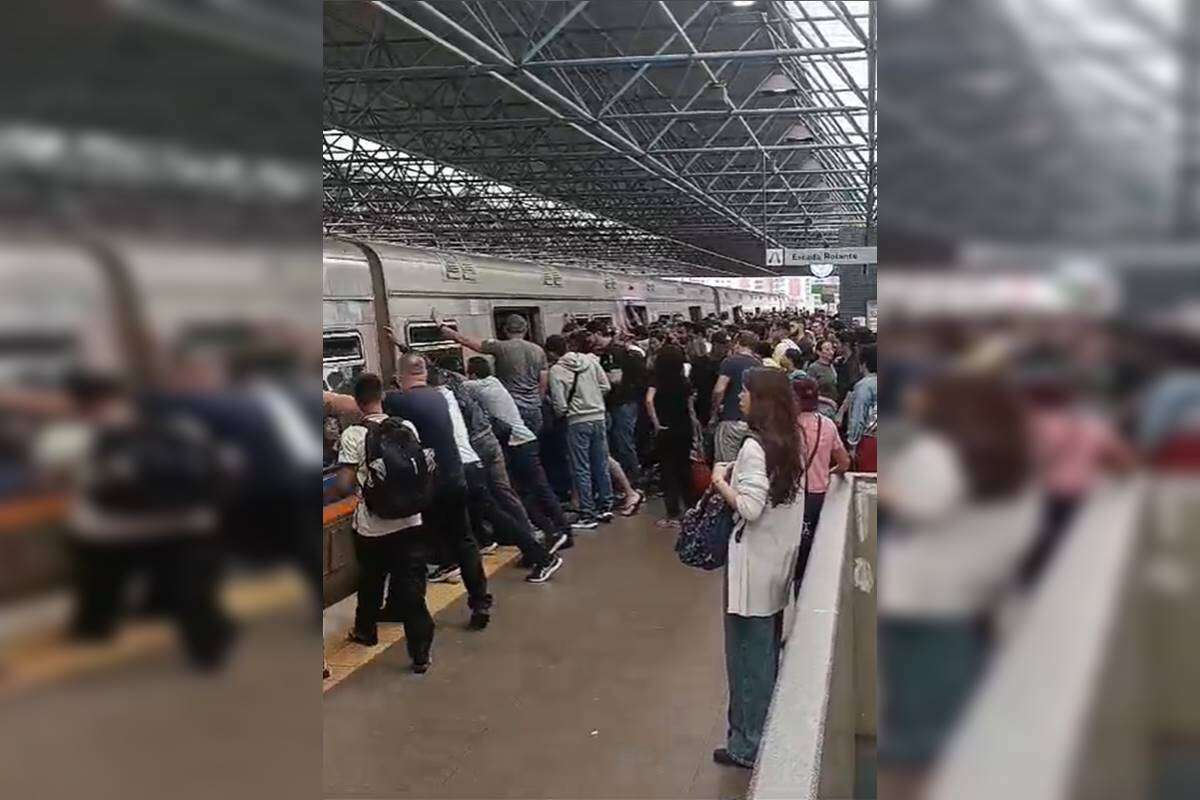 Passageiros do Metrô-DF empurram vagão após homem prender perna em vão