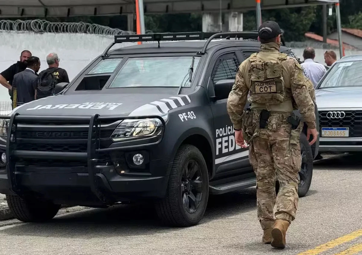PF prende 25 pessoas após ação em fábrica clandestina de cigarro no RJ