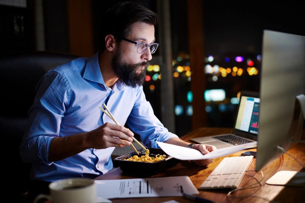 Jantar tarde pode atrapalhar o metabolismo e a queima de gordura