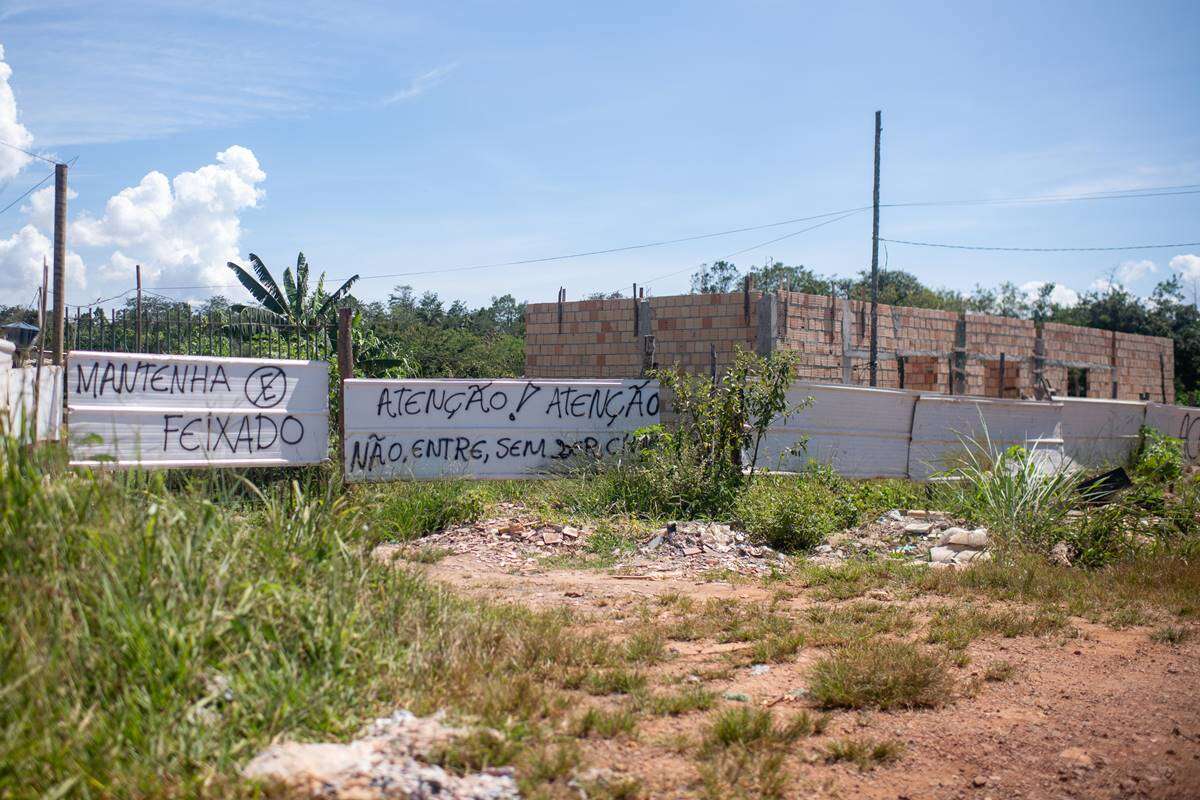 Grileiros cercam terras e desmatam às margens de córrego no DF