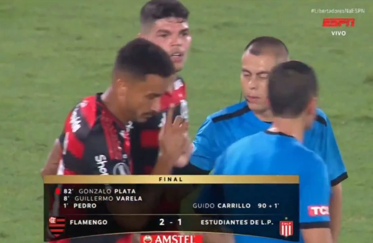 Vídeo: Danilo nega cumprimentar árbitro após polêmica na Libertadores