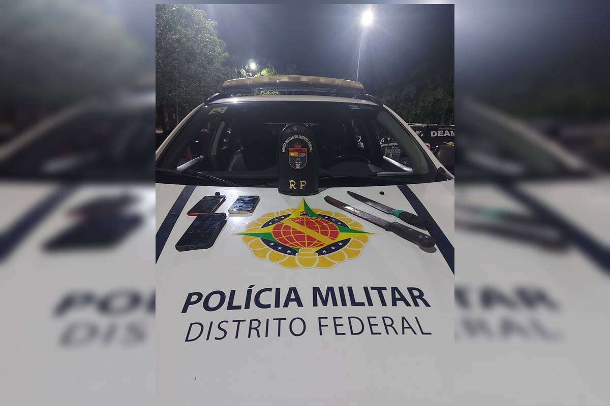 Dupla usa facões para roubar celulares e mochilas de pedestres no DF