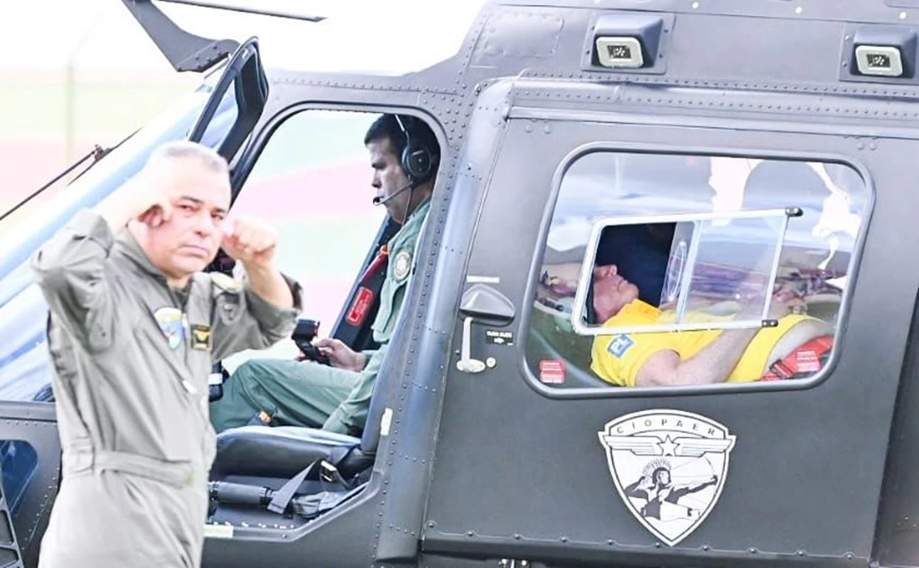 Veja imagens de Bolsonaro transferido de helicóptero após passar mal