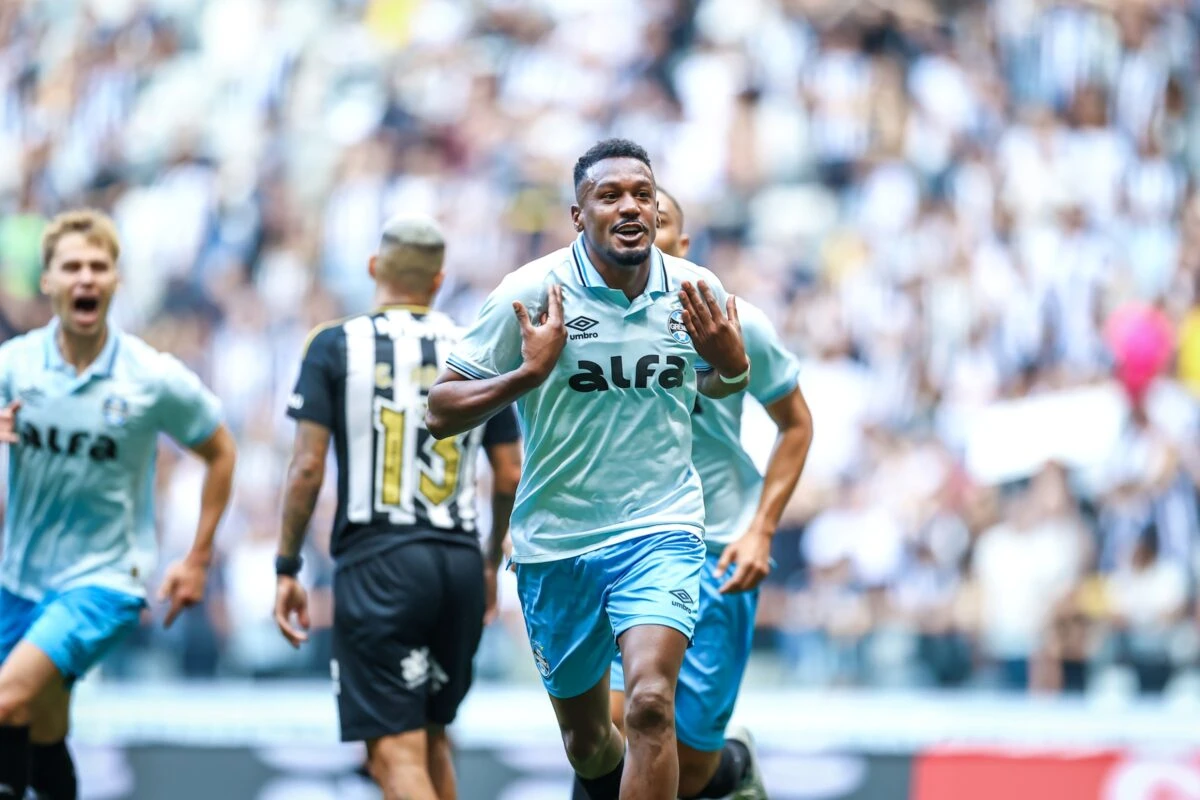 Com presença de Ancelotti, Grêmio vence Atlético-MG de virada