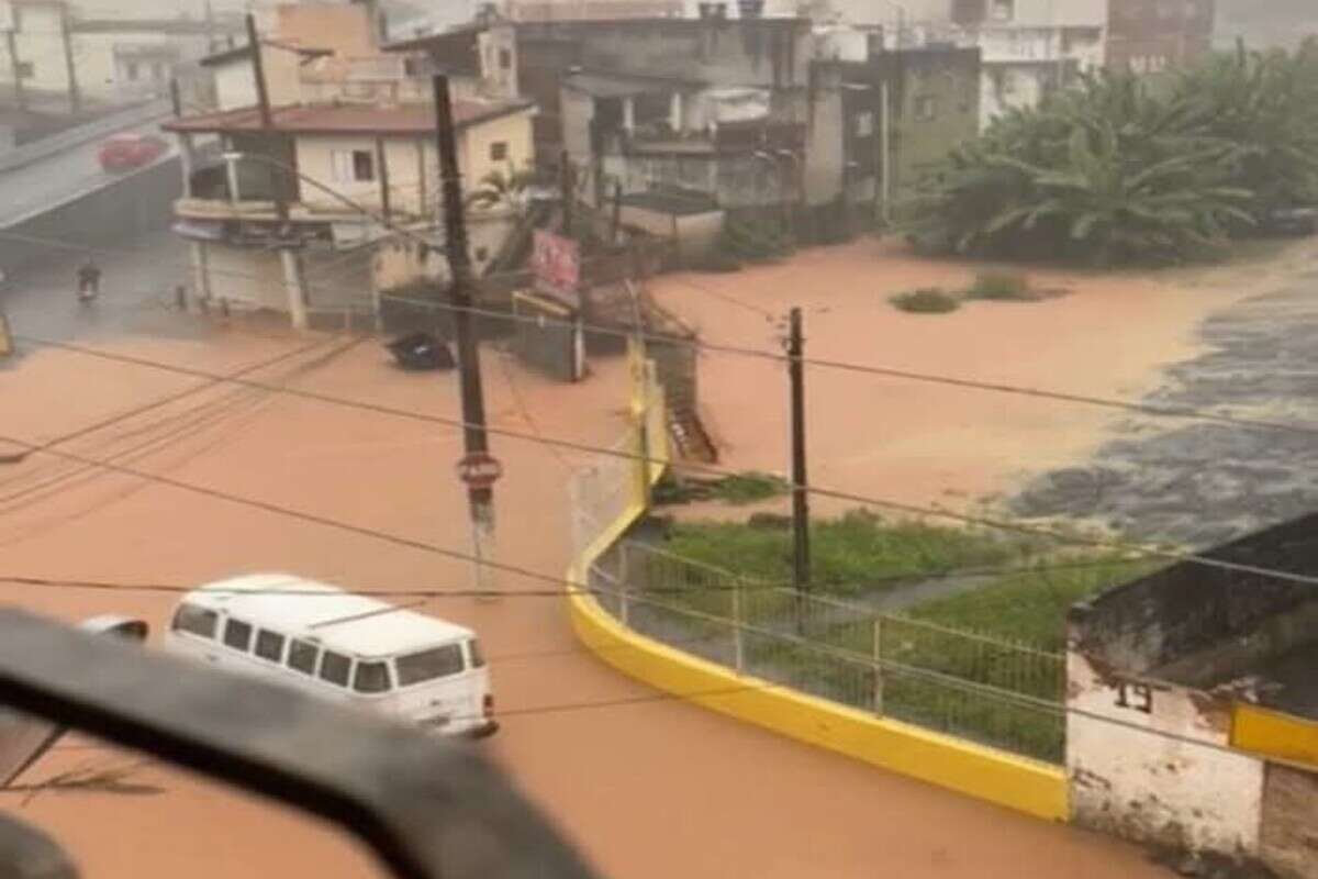 SP: cidade de Aparecida tem ruas alagadas por temporal; veja vídeo