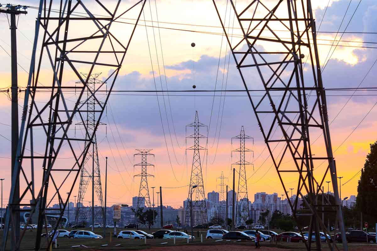 Aneel corrige dados e reduz bandeira vermelha na conta de energia