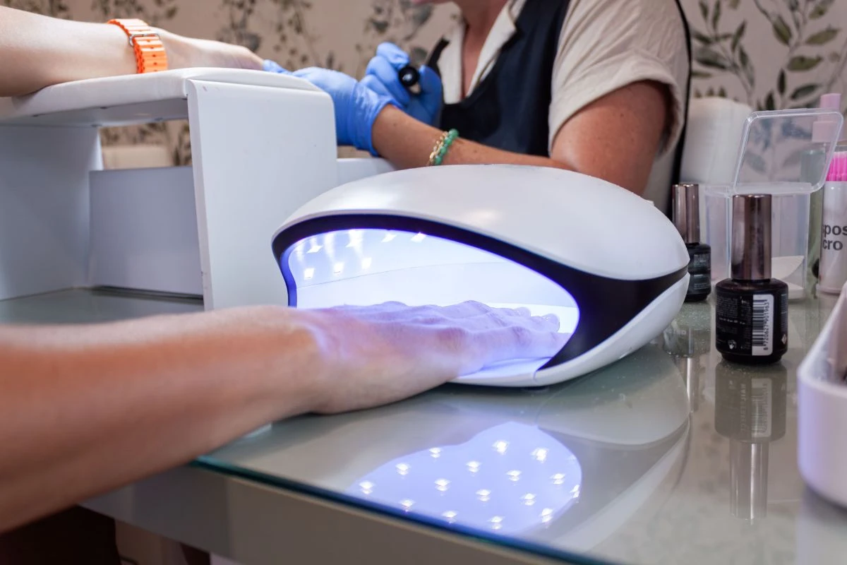 Luz de cabine de unha altera moléculas da pele, alerta estudo