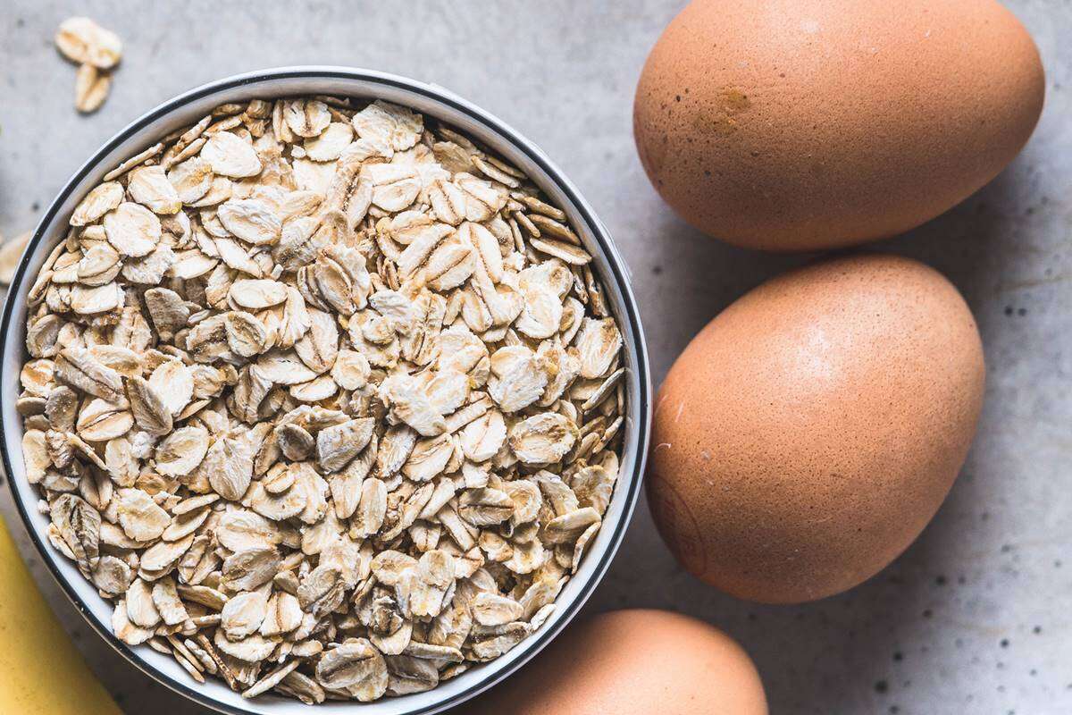 Descubra se é melhor comer 2 ovos por dia ou aveia no café da manhã