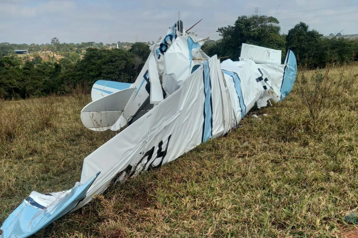 Vídeo mostra momento em que avião caiu e deixou 2 mortos no interior