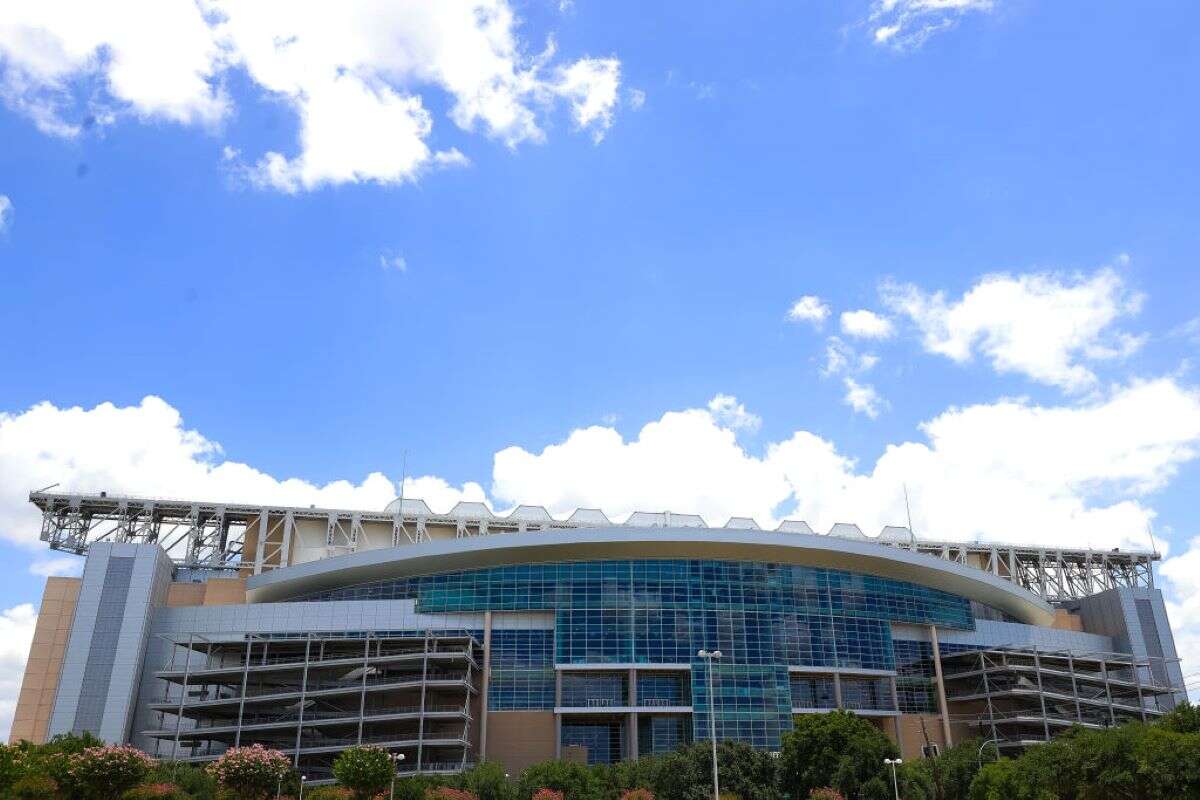 Estádio de time da NFL é danificado após passagem do furacão Beryl