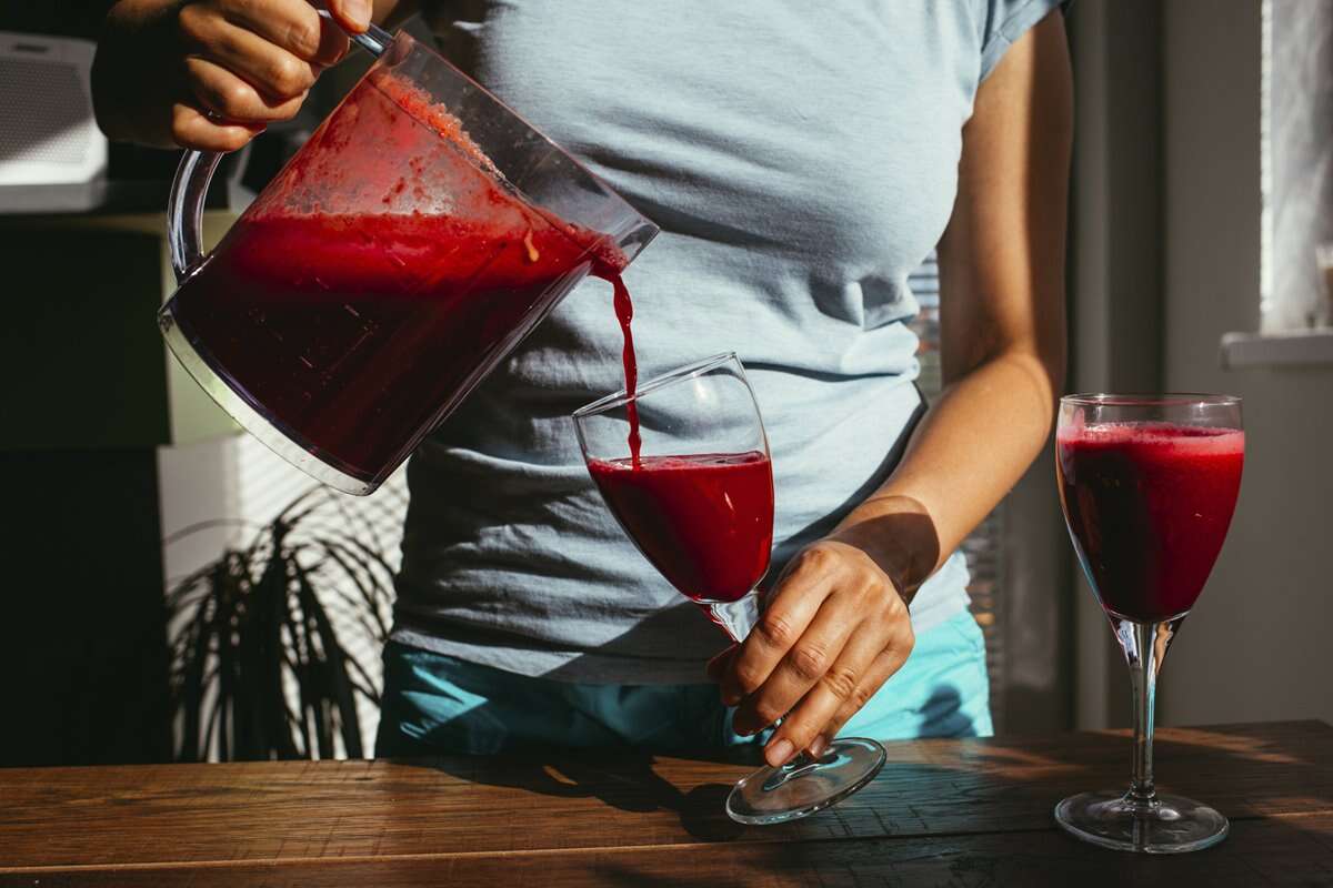 Suco detox com maçã ajuda a diminuir o colesterol e a emagrecer; veja