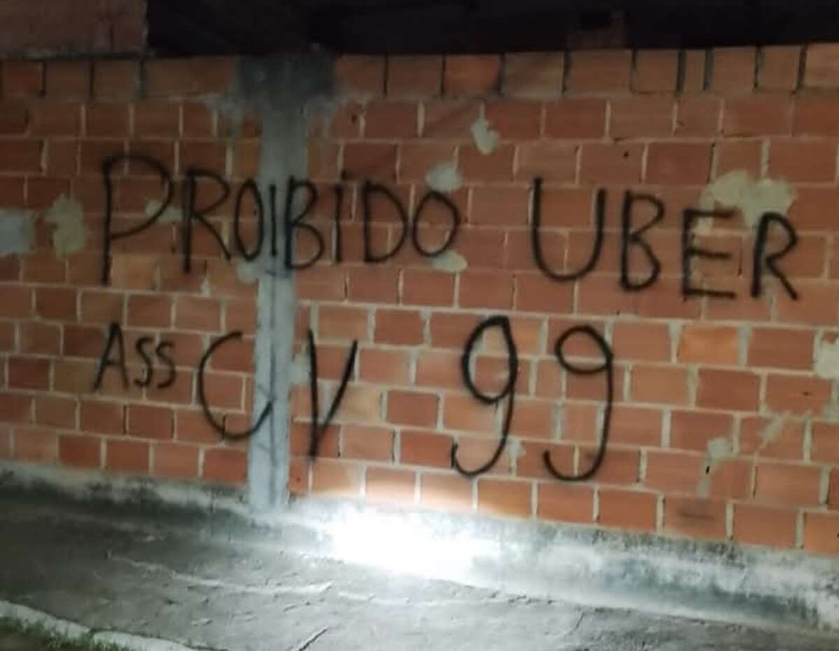 Comando Vermelho proíbe carro de app em mais locais: “Se entrar morre”