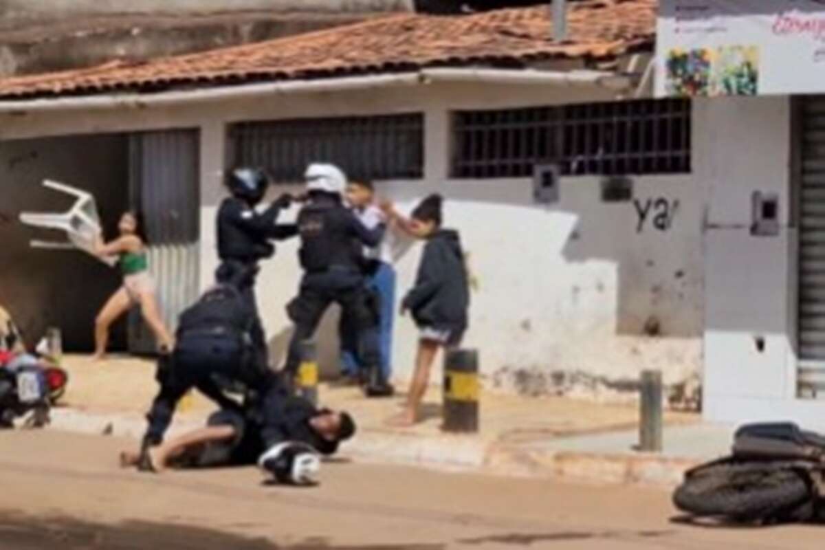 Vídeo: PMs são agredidos a cadeiradas durante abordagem a motociclista